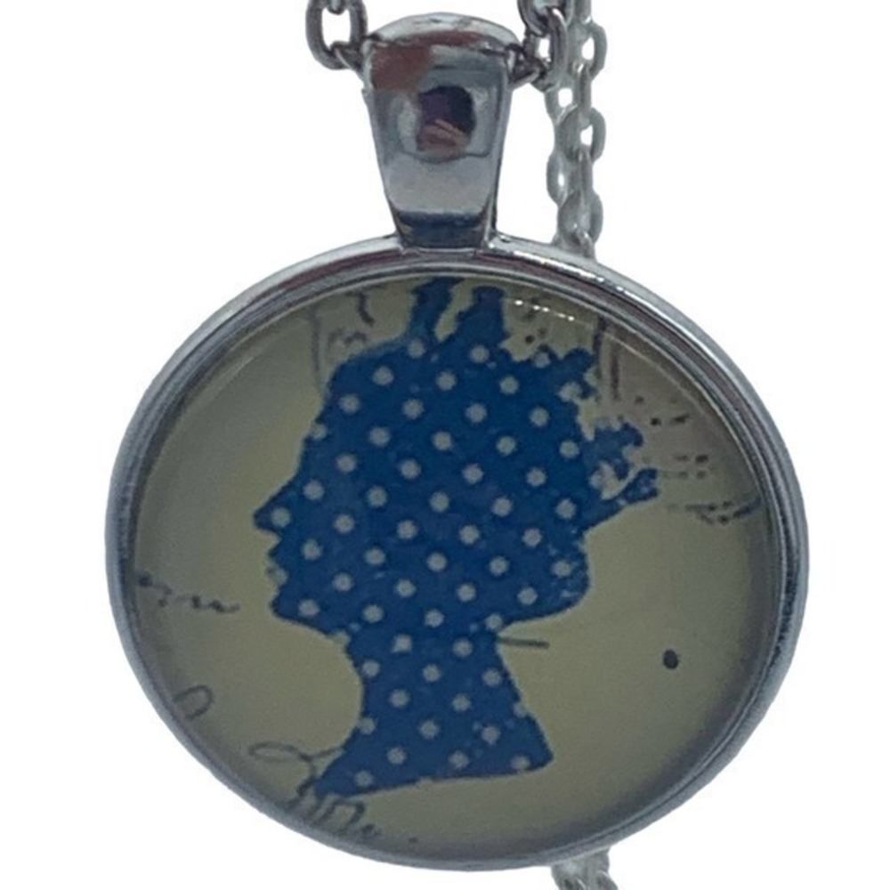 New Queen of England cabochon pendant necklace